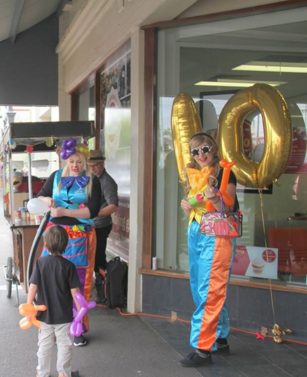 clown balloonists hire melbourne